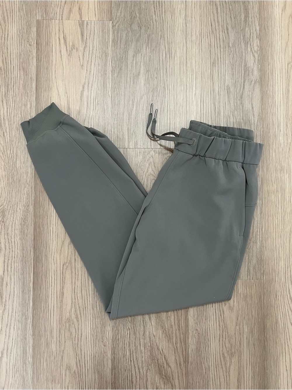 Lululemon On The Fly Jogger Women’s Size 6 Light Olive Gray W5BZDS